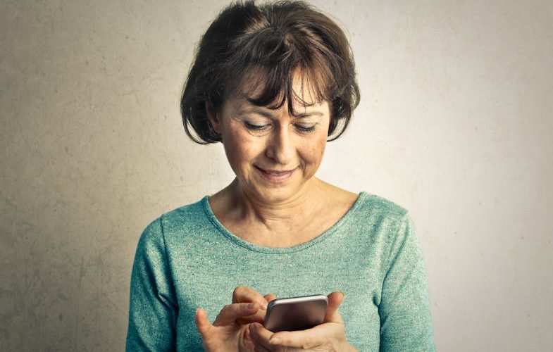 Quel smartphone choisir pour un senior en 2026 ? — Guides d'Achat